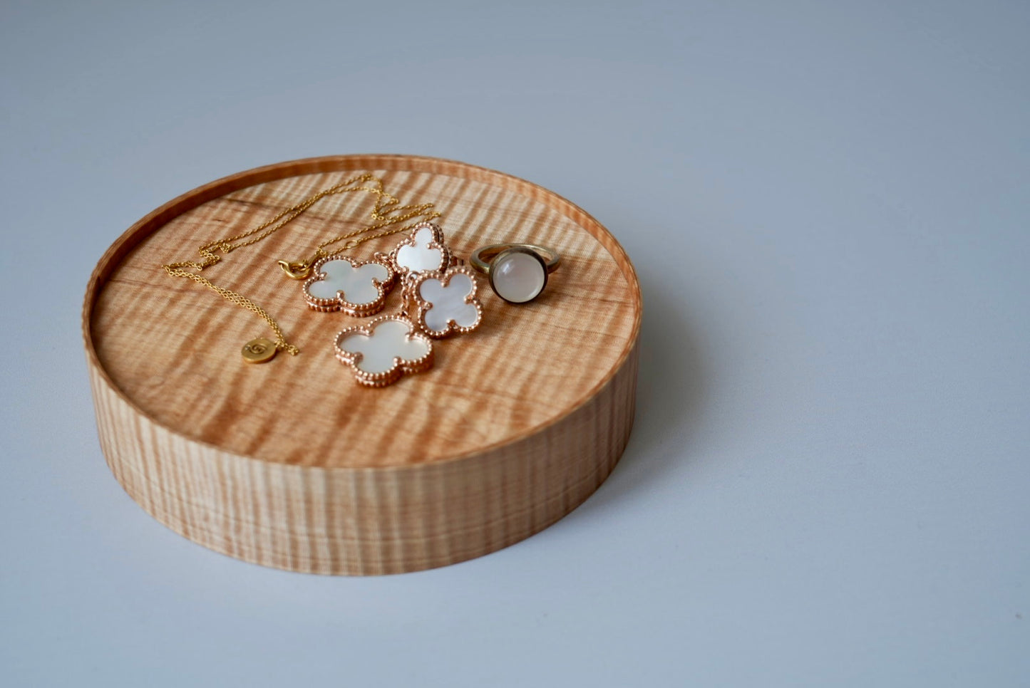 「宝石のように輝く栃縮杢」